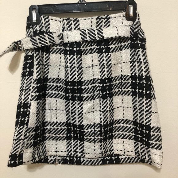 Zara Houndstooth Mini Skirt with belt, size M. A pull in the back, photographed - Picture 2 of 4